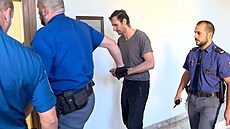 Eskorta p�ivádí ob�alovaného Miroslava Hankovce do jednací sín� Krajského soudu...