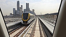 Vlak pijídí do stanice metra KAFD (King Abdullah Finance District) v saúdském...