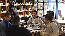 Náv�t�vníci informa�ního centra saké v Tokiu pijí tento tradi�ní japonský...
