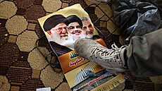 P�íslu�ník syrské islamistické organizace Haját Tahrír a�-�ám (HTS) �lape na...