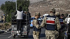 Syr�tí uprchlíci �ekají u hrani�ního p�echodu Cilvegözü mezi Tureckem a Sýrií...