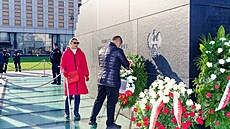 Aktivista Zbigniew Komosa pokládá v�nec u památníku ob�tí letecké katastrofy z...