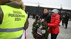 Aktivista Zbigniew Komosa pokládá v�nec u památníku ob�tí letecké katastrofy z...