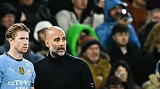 Belgický zálo�ník Manchesteru City Kevin De Bruyne v diskusi s trenérem Pepem...