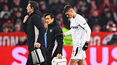 �eský úto�ník Patrik Schick v doprovodu léka�� opou�tí h�i�t� p�i pohárovém...