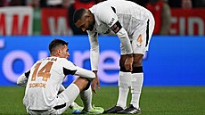 Zran�ný Patrik Schick. Sklání se nad ním kapitán Leverkusenu Jonathan Tah.