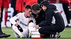 �eský úto�ník Patrik Schick v pé�i léka��. B�hem utkání Leverkusenu proti...