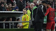 Brank�� Bayernu Mnichov Manuel Neuer po �erven� kart� opou�t� h�i�t�.