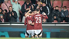 Spar�an�tí fotbalisté se radují z rychlého gólu do sít� Karviné. Trefil se...