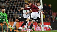 Spar�anský stoper Asger Sörensen se v pokutovém území soupe�e sna�í prosadit...