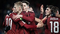 Fotbalisté Sparty oslavují gól kosovského úto�níka Albiona Rrahmaniho v utkání...