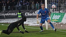 Slávista El Hadji Malick Diouf odehrává mí� na rohový kop, sleduje ho kolega...