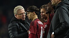Spar�anský trenér Lars Friis udílí pokyny Veljku Birman�evi�ovi, který se v...