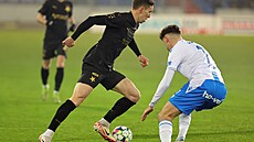 Slávistický zálo�ník Luká� Provod manévruje v utkání na p�d� Baníku Ostrava.