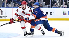 Útoník Caroliny Martin Neas (vlevo) se dere za pukem, zastavit se ho snaí...