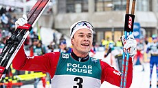 Nor Harald Amundsen se raduje z vít�zství v závodu na 20 km voln� s hromadným...