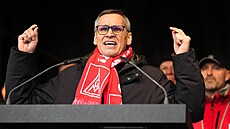 Thorsten Gröger z odborového svazu IG Metall hovo�í b�hem výstra�né stávky...