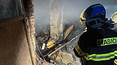 Hasi�i v noci na úterý 3. prosince likvidovali po�ár p�ístavku rodinného domu v...