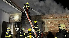 Hasi�i v noci na úterý 3. prosince likvidovali po�ár p�ístavku rodinného domu v...