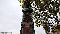 Neznámí lidé polili Pu�kin�v pomník barvou. Pravd�podobn� se jednalo o...