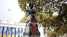 Neznámí lidé polili Pu�kin�v pomník barvou. Pravd�podobn� se jednalo o...