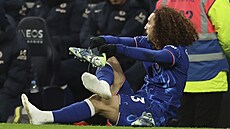 Marc Cucurella z Chelsea se p�ezouvá b�hem ligového utkání na Tottenhamu. V...