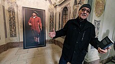 Spisovatel Franti�ek Niedl u obrazu, který má být nejv�rn�j�í podobiznou barona...