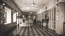 Foyer divadla na Veve�í na historickém snímku