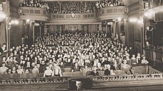 Pohled na zapln�né hledi�t� divadla na Veve�í