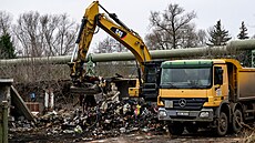 V Ústí nad Labem ve vylou�ené lokalit� P�edlice za�ala demolice gará�ového...