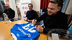 Vasil Ku�ej na besed� s mláde�í ústeckého Viagemu.
