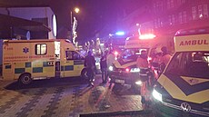 Zásah p�ti sanitek a t�í jednotek hasi�� si vy�ádalo zamo�ení obchodu v Nejdku...
