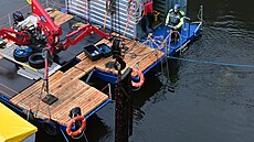 Povodí Oh�e m�ní �esle na vodním díle B�ezová. Práce provád�jí vy�kolení...