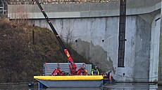 Povodí Oh�e m�ní �esle na vodním díle B�ezová. Práce provád�jí vy�kolení...