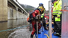 Povodí Oh�e m�ní �esle na vodním díle B�ezová. Práce provád�jí vy�kolení...