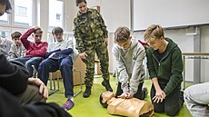 Po�ádn� zatla�it. �koláky zaujaly nejen bojové prvky, ale i nácvik �e�ení...