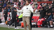 Liberecký kou� Radoslav Ková� reaguje na d�ní v utkání se Slavií.
