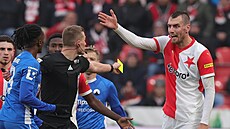Slávista Tomá� Chorý v poty�ce s libereckým Santiagem Enemem.