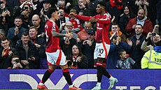 Marcus Rashford a Lisandro Martínez z Manchesteru United se radují z gólu v...