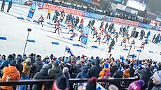 Za�átek závodu mu�ské �tafety v Kontiolahti.