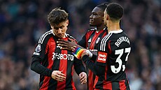 Fotbalisté Fulhamu slaví gól v utkání s Tottenhamem.