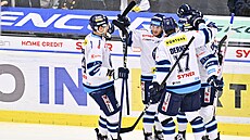 Libere�tí hokejisté se radují z úvodního gólu.