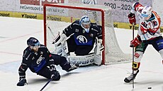 Plzeský obránce Igor Merezhko se snaí zabránit pihrávce ped vlastní brankou.