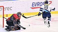 Spar�anský branká� Josef Ko�ená� vyrá�í puk, p�ed ním stínící Oscar Flynn z...