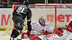 Jií ernoch z Karlových Var se snaí dostat k doráce ped brankou Tince.