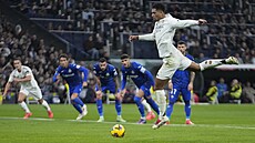 Jude Bellingham z Realu Madrid prom��uje penaltu v utkání s Getafe.
