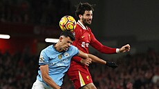 Matheus Nunes z Manchesteru City (vlevo) v hlavi�kovém souboji s liverpoolským...