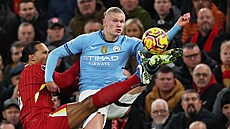 Virgil van Dijk z Liverpoolu (vlevo) v souboji o mí� s Erlingem Haalandem z...