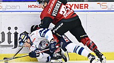 Thomas Melancon z Liberce v souboji s Michalem Vitouchem ze Sparty.