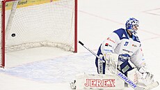 Branká� Ga�per Kro�elj z Brna inkasuje druhý gól v utkání s Mladou Boleslaví.